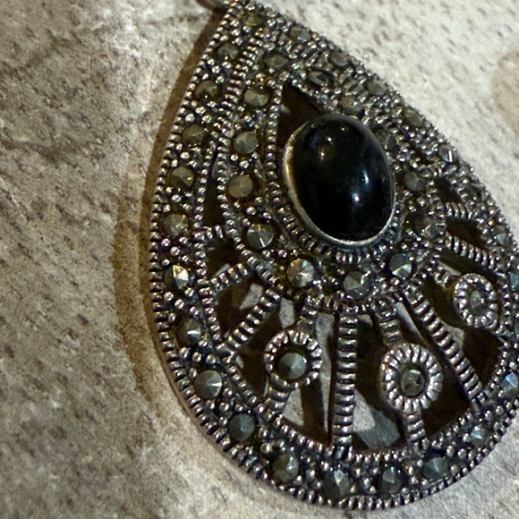 Elegant Black Onyx and Silver Teardrop Jewelry Set - Picture 3 of 10